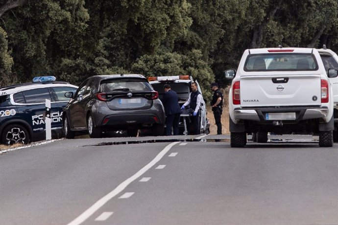 Agentes de la Policía Nacional trabaja en el lugar de los hechos, en el kilómetro 6 de la M-612, en la carretera de Fuencarral-El Pardo, a 4 de junio de 2024, en Madrid (España). 