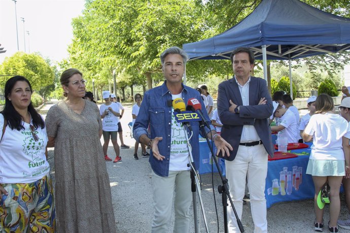 Andrés Lorite (centro), acompañado por Aurelio Fernández, atiende a los medios de comunicación en las Navas del Selpillar.