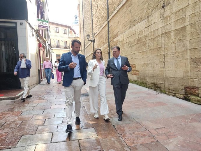 El presidente del PP de Asturias, Álvaro Queipo, la secretaria del PP, Cuca Gamarra y el alcalde de Oviedo, Alfredo Canteli.