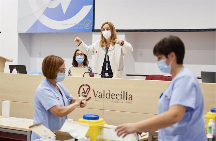 Archivo - Pesonal sanitario del Hospital Marqués de Valdecilla