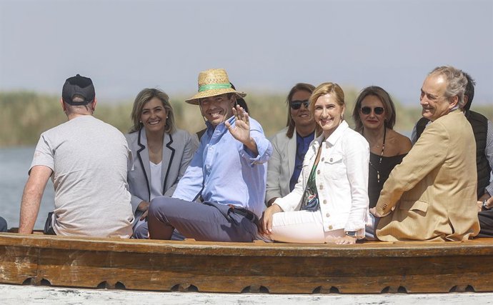 Els membres del Consell, en un passeig amb barca per l'Albufera després del ple