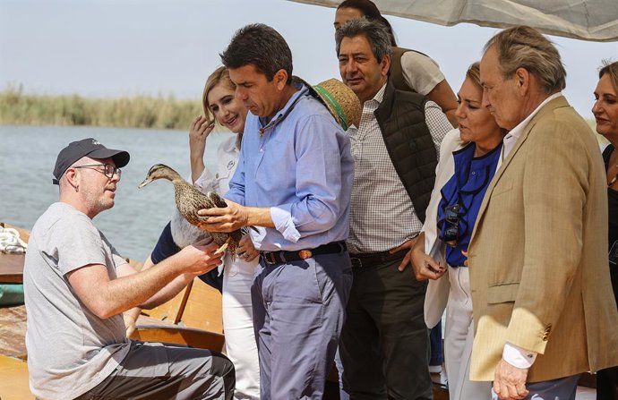 El president de la Generalitat, Carlos Mazón (c), vas agafar a la solta d'aus en el Parc Natural de l'Albufera, a 5 de juny del 2024, a El Saler, Valencia,