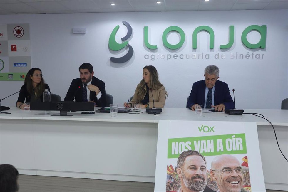 VOX ha celebrado un coloquio con agricultores en Binéfar, dentro de la campaña de las elecciones europeas