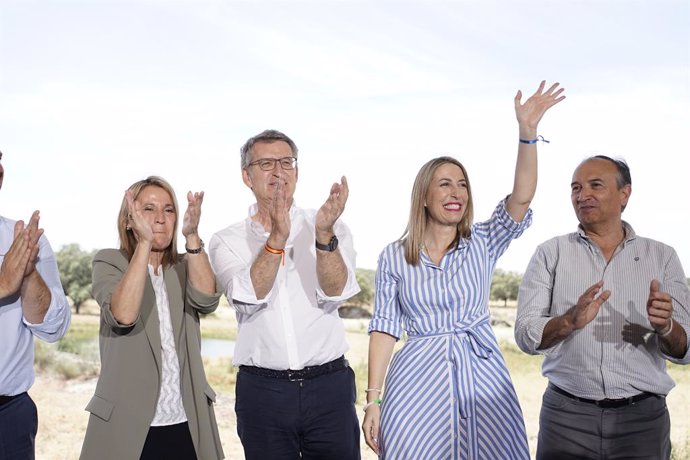 (I-D) La miembro de la lista del PP para las elecciones europeas, Elena Nevado, el presidente del Partido Popular, Alberto Núñez Feijóo, la presidenta de Extremadura y presidenta del PP extremeño, María Guardiola, el presidente del PP de Cáceres, Laureano