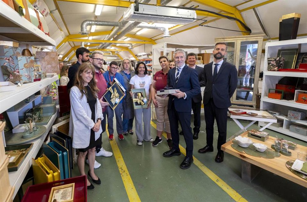 La directora de la Fundación A la Par, Almudena Martorell (1i) y el ministro del Interior, Fernando Grande-Marlaska, durante su visita a las instalaciones de la Fundación A La Par, a 5 de junio de 2024, en Madrid (España). 