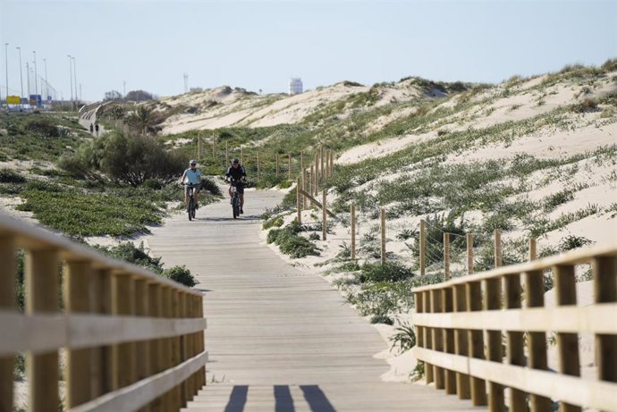 Archivo - Dos ciclistas en un tramo de la ruta cicloturista Eurovelo 8 entre Cádiz y San Fernando. ARCHIVO.