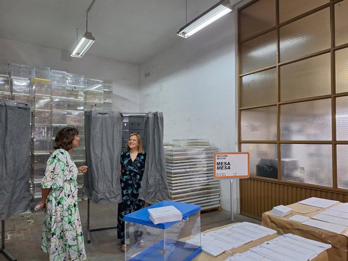 La diputada del Govern, Pilar Bernabé, visita el magatzem electoral