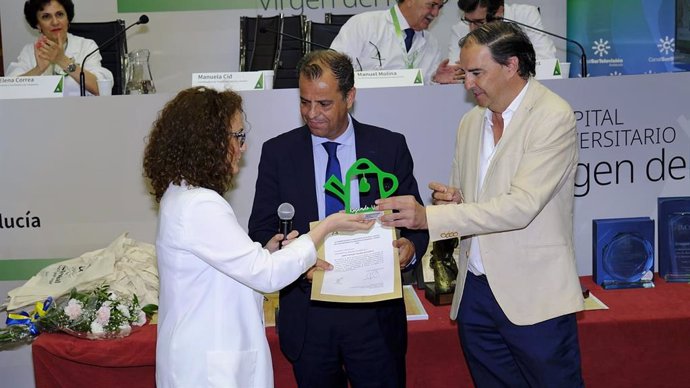 El director general de Canal Sur Radio y Televisión, Juande Mellado, ha recibido el premio de manos de Manuela Cid, coordinadora de Trasplantes de Sevilla y Huelva, en el acto central del Día del Donante que se ha celebrado en el Virgen del Rocío.