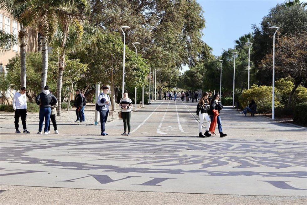 Archivo - Estudiantes en el campus de La Cañada de la UAL