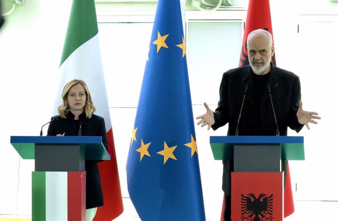 Archivo - La primera ministra de Italia, Giorgia Meloni, y el primer ministro de Albania, Edi Rama, comparecen ante los medios