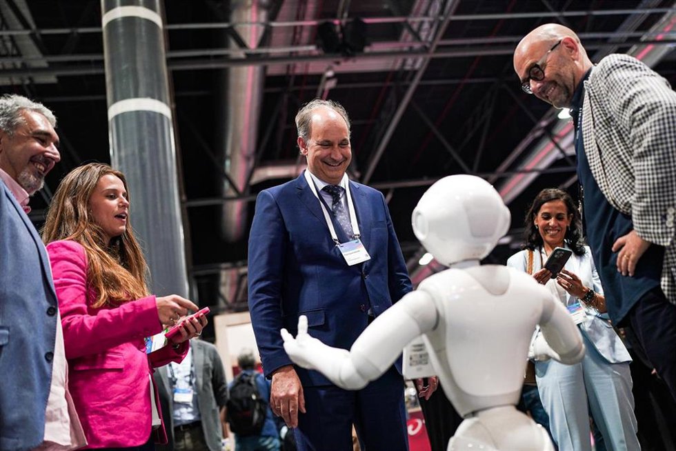 El consejero de Digitalización, Miguel López-Valverde, participa en la inauguración del AWS Summit 2024