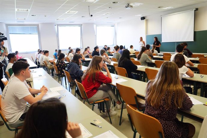 Estudiantes se examinan durante el primer día de las pruebas de la Evaluación del Bachillerato para el Acceso a la Universidad (EBAU), en la Universidad de Cantabria, a 5 de junio de 2024, en Santander, Cantabria (España). 