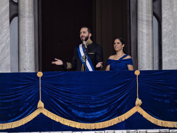 El presidente de El Salvador, Nayib Bukele, pronuncia un discurso tras su investidura