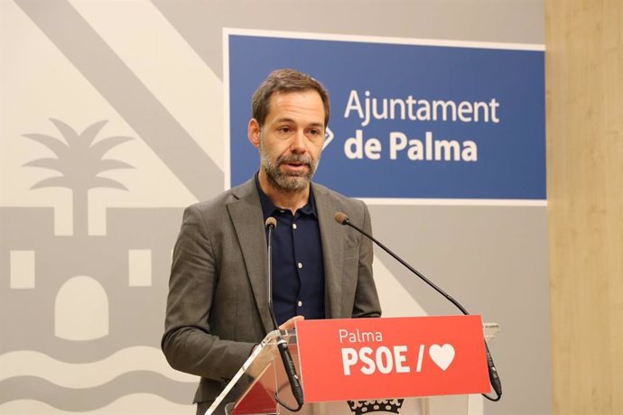 El portavoz del PSIB de Palma, Xisco Ducrós, en una rueda de prensa.