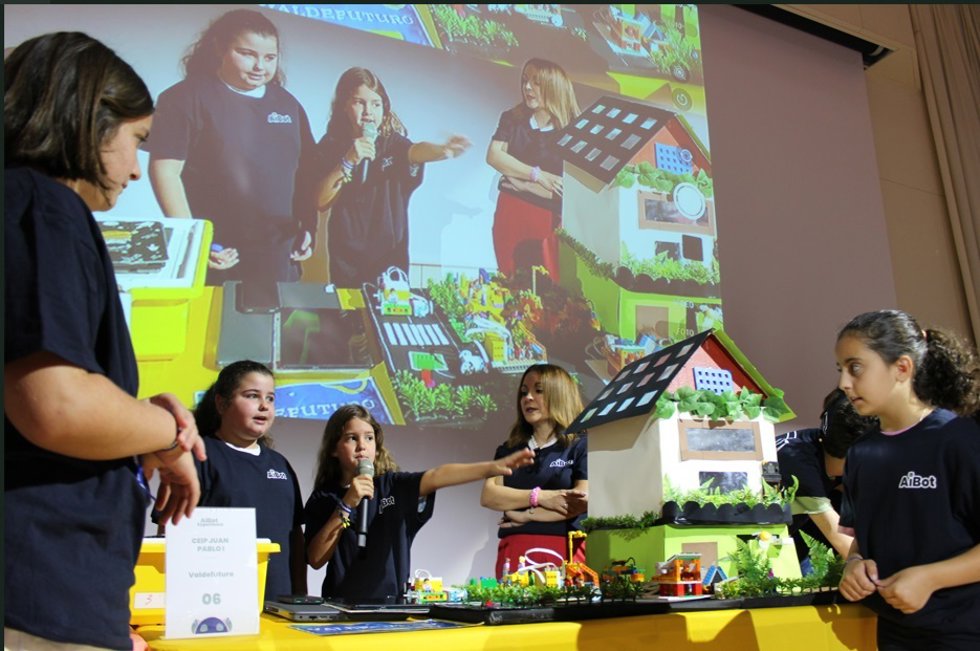 Un grupo de finalistas expone su proyecto en la II AiBot Experience