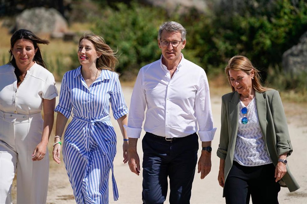 (I-D) La alcaldesa de Torremocha, Isabel Palomino, la presidenta de Extremadura y presidenta del PP extremeño, María Guardiola, el presidente del Partido Popular, Alberto Núñez Feijóo, y la miembro de la lista del PP para las elecciones europeas, Elena 