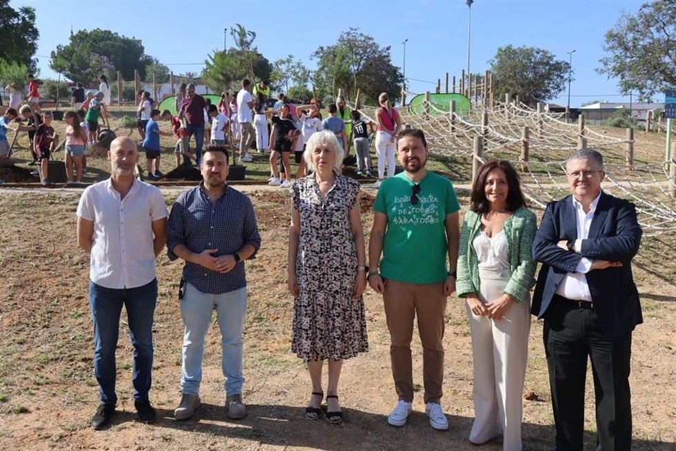 Niñas y niños de tercero y cuarto de primaria del colegio Federico García Lorca de Alcalá de Guadaíra han plantado hoy diez ejemplares de pino piñonero.