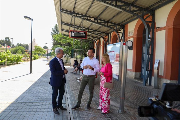 Vicente Mompó amb els alcaldes de Requena i Utiel, Rocío Cortés i Ricardo Gabaldón
