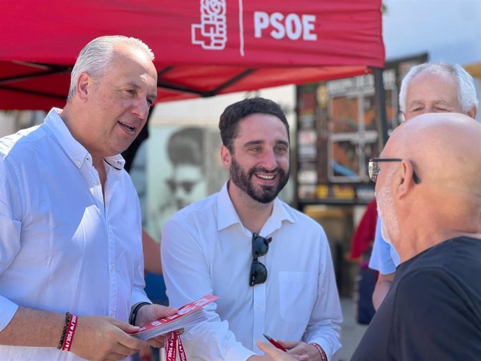 Ruiz Boix haciendo campaña para las europeas en Los Barrios.