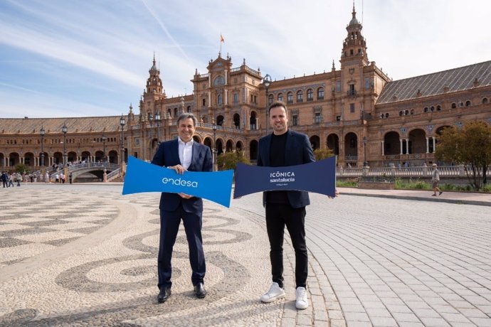 Los responsables de Endesa y del festival Icónica Sevilla Fest, en la Plaza de España, tras sellar la alianza.