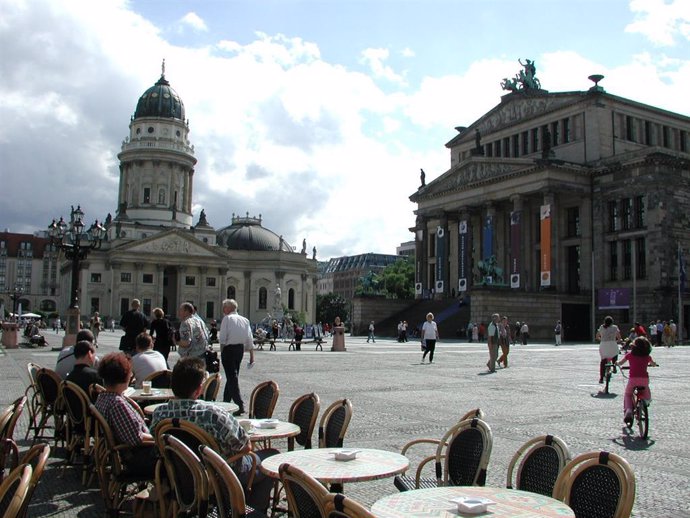 Archivo - Turistas en Berlín.