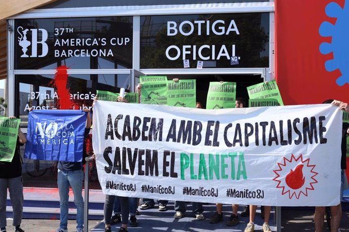 Entitats ecologistes davant la botiga de la Copa Amèrica a Barcelona