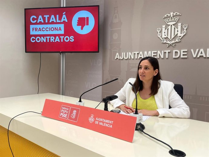 L'edil del PSPV-PSOE Elisa Valía en la roda de premsa en la qual ha parlat del "fraccionament" de contractes referits a la Capitalitat Verda Europea.