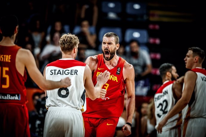 Archivo - Marc Gasol celebra una canasta con la selección española de baloncesto