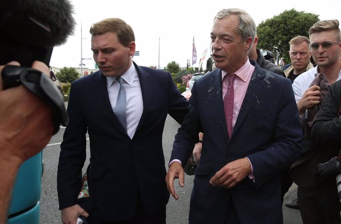 El líder del partido británico Reforma, Nigel Farage, con restos de batido en la cara y en el traje lanzados por una joven en Clacton