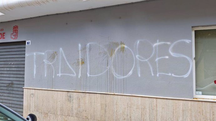Sede socialista en El Ejido (Almería), tras los actos vandálicos.