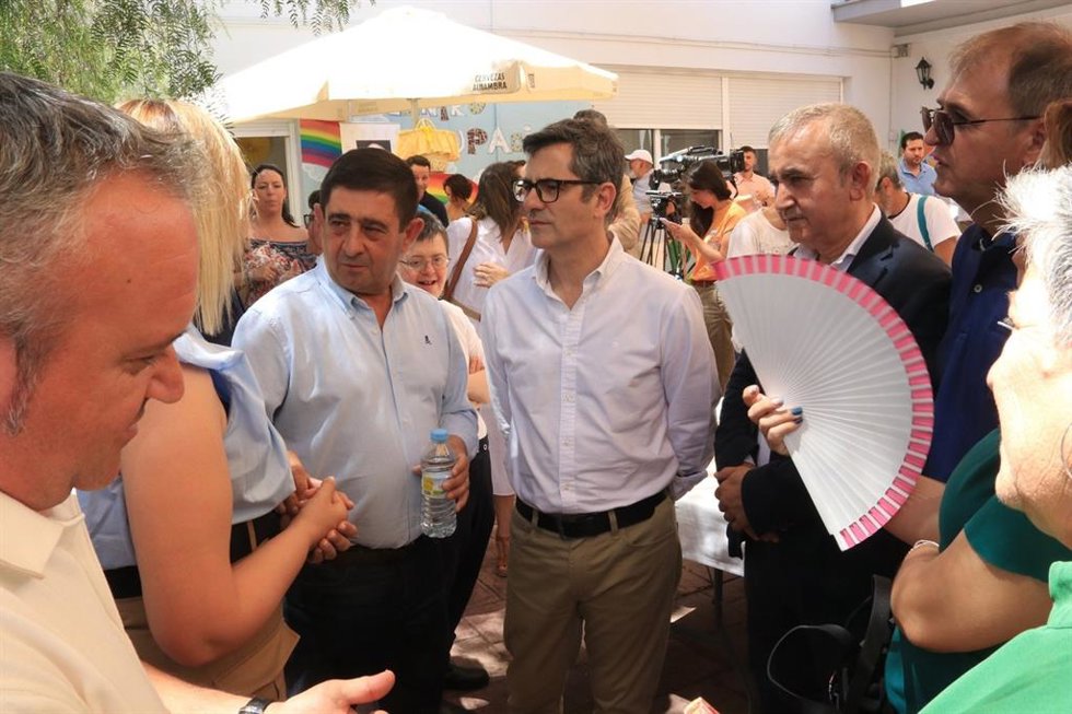 Féliz Bolaños (c), en la visita al Centro Ocupacional de Mengíbar.