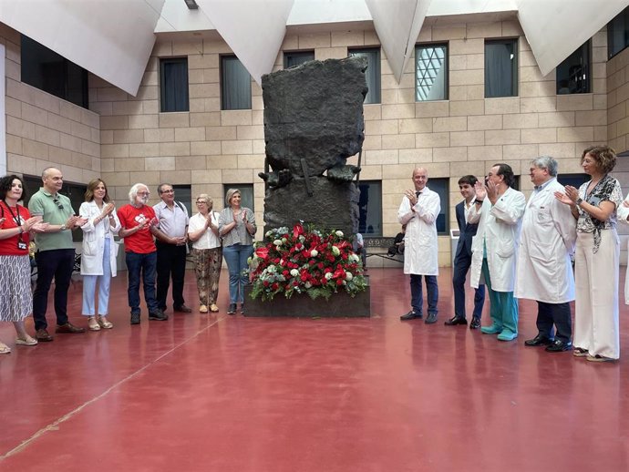 Ofrenda floral en el Monumento al Donante.