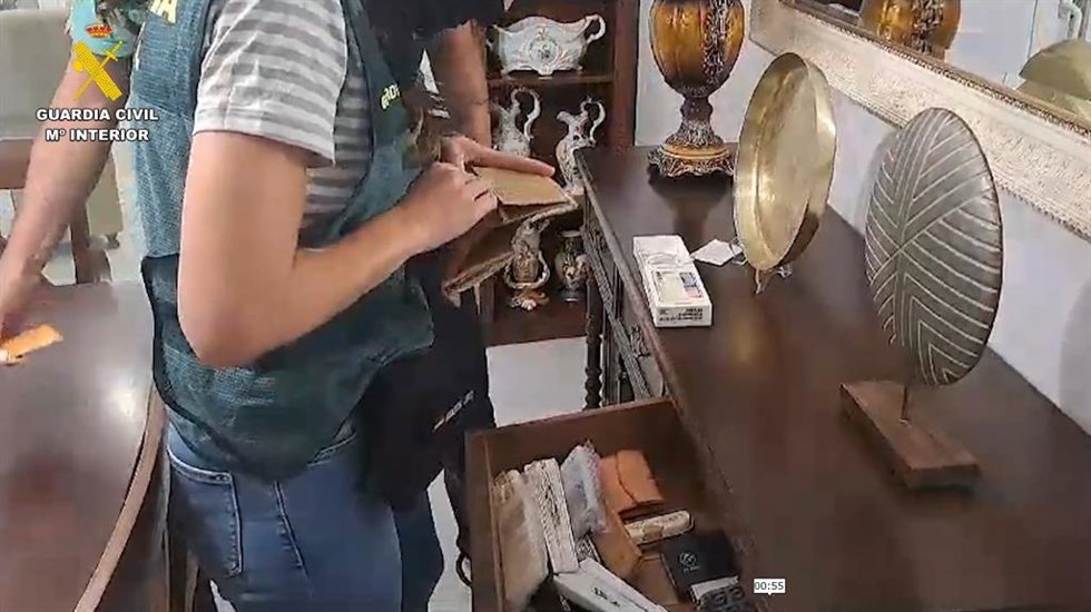 Agentes de la Guardia Civil en un registro de la operación Ergástulo.