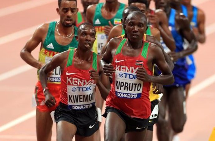 El atleta keniano Rhonex Kipruto compite por su selección.