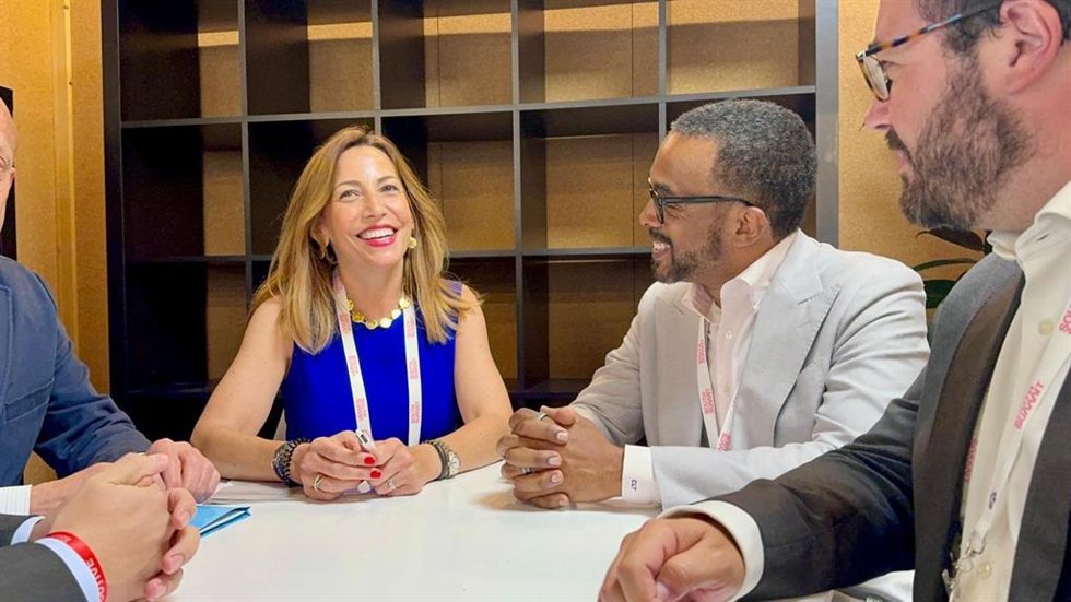 La alcaldesa de Zaragoza, Natalia Chueca, se ha reunido con el vicepresidente global de Asuntos Públicos de Google, Cris Turner.
