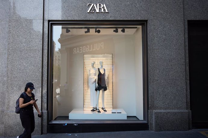 Vista de un escaparate de la tienda de Zara, a 5 de junio de 2024, en Madrid (España).