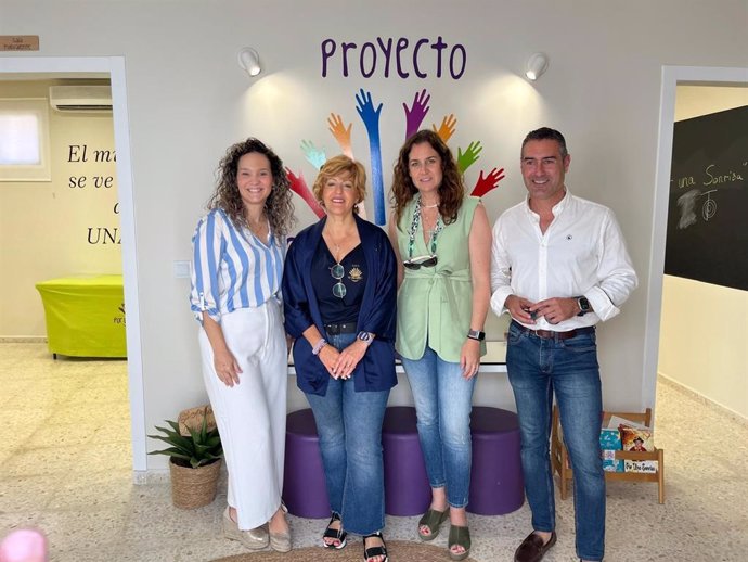 La diputada de Servicios Sociales, Familias e Igualdad, Paula Conesa, en una visita a la asociación sin ánimo de lucro Por Una Sonrisa en Palmones, Los Barrios (Cádiz)