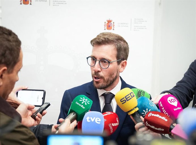 Archivo - El subdelegado del Gobierno en la provincia, el socialista Francisco Toscano, atiende a los medios en una foto de archivo.