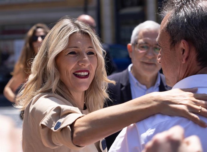 La vicepresidenta segunda y ministra de Trabajo y Economía Social, Yolanda Díaz, saluda a un hombre durante un recorrido por el centro de Oviedo esta misma semana