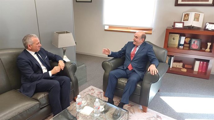 El delegado del Gobierno en Castilla y León, Nicanor Sen, y el procurador del común, Tomás Quintana.