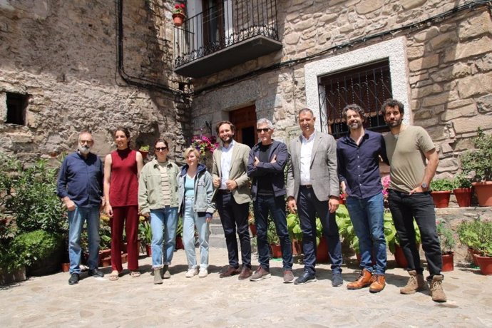 Isaac Claver con el equipo de rodaje de la película 'Parecido a un asesinato'