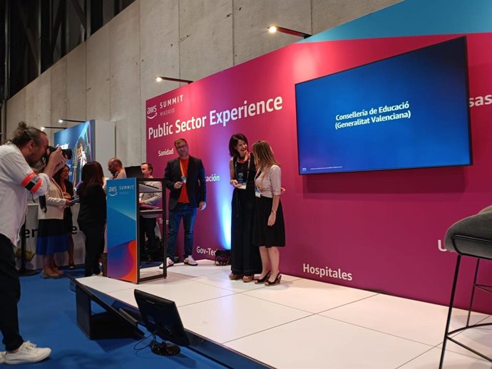 La Conselleria d'Educació, Universitats i Ocupació ha sigut guardonada per la Skills to Jobs Tech Alliance, liderada per Amazon Web Services, per la seua aposta per la diversitat tecnolgica