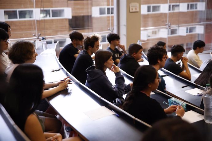 Alumnos este martes en el Campus Ciutadella de la UPF Barcelona esperando para comenzar la Selectividad