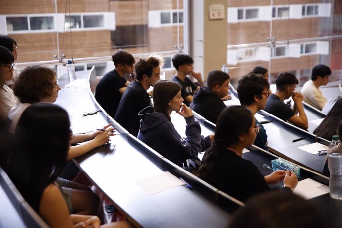 Alumnes aquest dimarts al Campus Ciutadella de la UPF Barcelona esperant per començar la Selectivitat