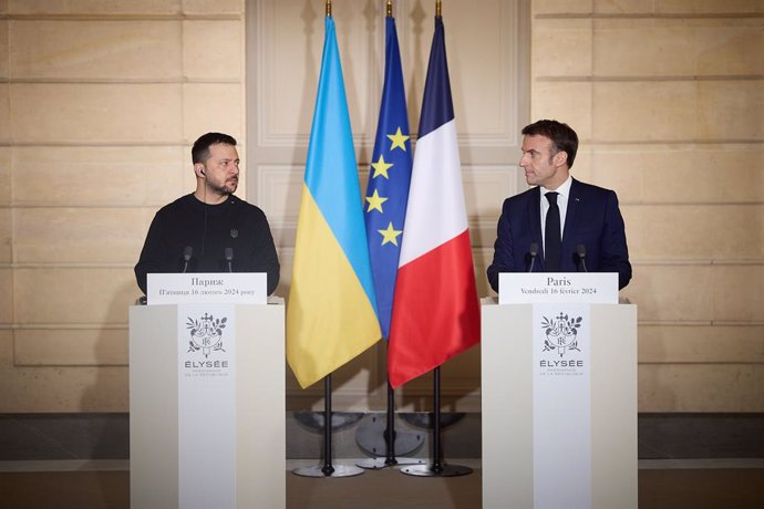 Archivo - February 18, 2024, Ukraine, Ukraine, Ukraine: French President Emmanuel Macron welcomes Ukrainian President Volodymyr Zelenskyy with an official ceremony at the Elysee Palace in Paris, France on February 16, 2024