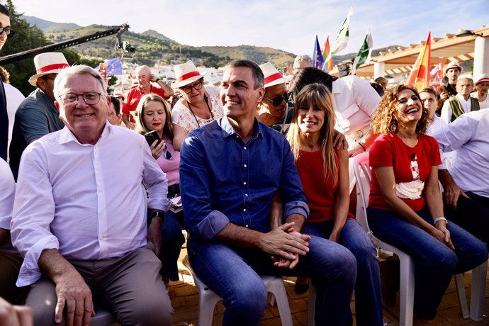 El secretario general del PSOE y presidente del Gobierno, Pedro Sánchez (2i), junto a su mujer, Begoña Gómez (2d), en un acto de campaña por el 9J. A 05 de junio de 2024, en Benalmádena, Málaga (Andalucía, España).