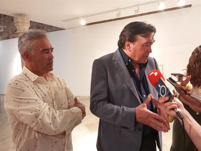 El candidato de la Coalición Existe, Tomás Guitarte, habla ante los medios