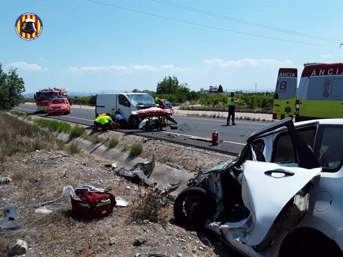 Un herido al colisionar frontalmente un coche y una furgoneta en Algemesí (Valencia)