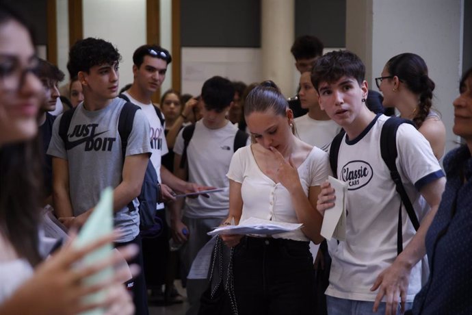 Alumnos se preparan para entrar a un examen de Selectividad en el Campus Ciutadella de la UPF, en Barcelona