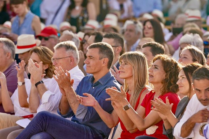El presidente del Gobierno, Pedro Sánchez, junto a su esposa, Begoña Gómez, en un mitin del PSOE en Benalmádena (Málaga)
